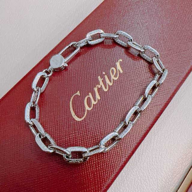 新款带钻卡地亚手链V金材质系列 品相完美，细节无敌，那种独特的色泽完全无可挑剔，再缀以经典指环外形设计，简约之余却又优雅夺目，V金纯手工的组合更显气色，上手雅致
