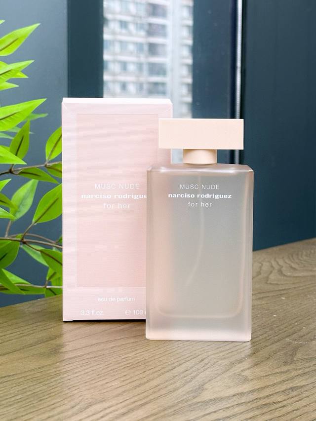 原单品质 DDD Musc Nude 是一款向嗅觉艺术致以永恒敬意的麝香花香调香水，让您尽享女性魅力的精髓。这款香水的核心是 Narcisorodriguez