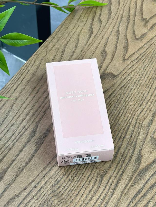 原单品质 DDD 纳西素Narciso ~ 新品”赤裸迷情 DDD 这款香水分为三个和谐的阶段：前调：粉红胡椒、茉莉和白色花朵的混合，令人心旷神怡。 DDD 中