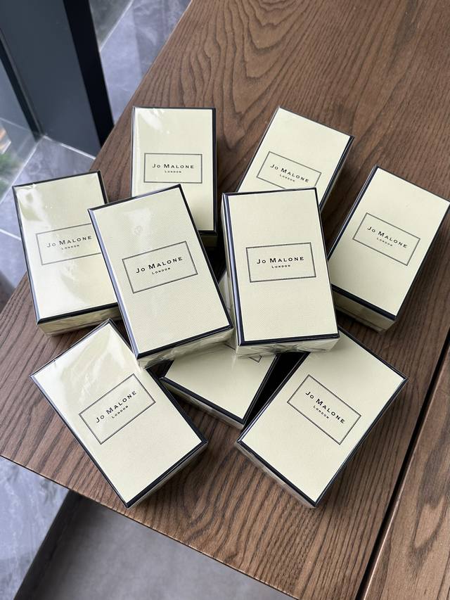 原单品质 DDD 祖玛球全新古董市集系列香水来啦 DDD 不能错过的一麝香记忆！！纯净麝香调、它的灵感来自于在古董市集发现的，精致古董陶瓷香皂托盘，记忆中柔软纯