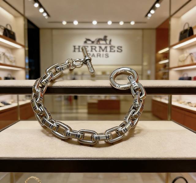 新款爱马仕手链加厚版 铂金版。高级精工版 众多网红同款 爱马仕手链太考验师傅的手艺了 要确保每个细节都到位不简单 高端定制 男女同款 爱马仕火爆 1:1超精赞