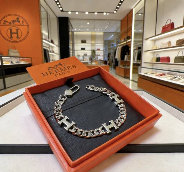 新款爱马仕手链加厚版 铂金版。高级精工版 众多网红同款 爱马仕手链太考验师傅的手艺了 要确保每个细节都到位不简单 高端定制 男女同款 爱马仕火爆 1:1超精赞