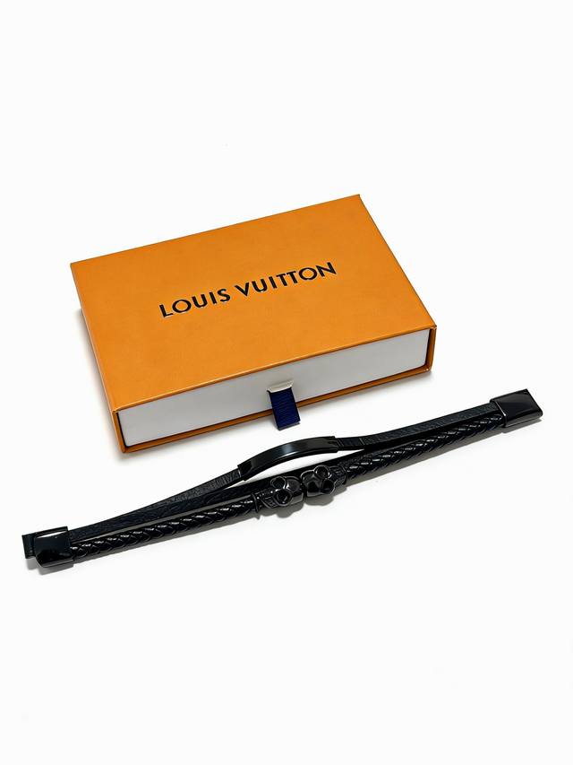 高品质Lv路易威登牛皮手绳手链原单货专柜新款开模复古潮流时尚必备 男女均可佩戴 情侣款同款 摇滚朋克泰银风格 复古元素蓝色低调奢华 潮流百搭 官网同款手镯最新款