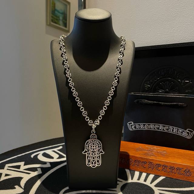新款 专柜品质 Chrome Hearts克罗心 经典复古多元素项链 个性手掌吊坠 凹凸造型不同的花纹设计风格 呈现出与众不同 十字架 童军花是克罗心的志 所以