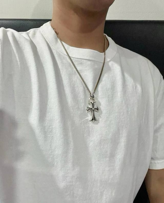 新款 专柜品质 Chrome Hearts克罗心 经典复古多项链 十字架吊坠 凹凸造型不同的花纹设计风格 呈现出与众不同 十字架 童军花是克罗心的志 所以更经久