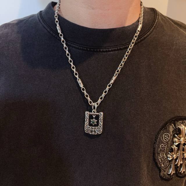 新款 专柜品质 Chrome Hearts克罗心经典十字架项链 盾牌绿钻十字架吊坠 凹凸造型不同的花纹设计风格 呈现出与众不同 十字架 童军花是克罗心的志 所以