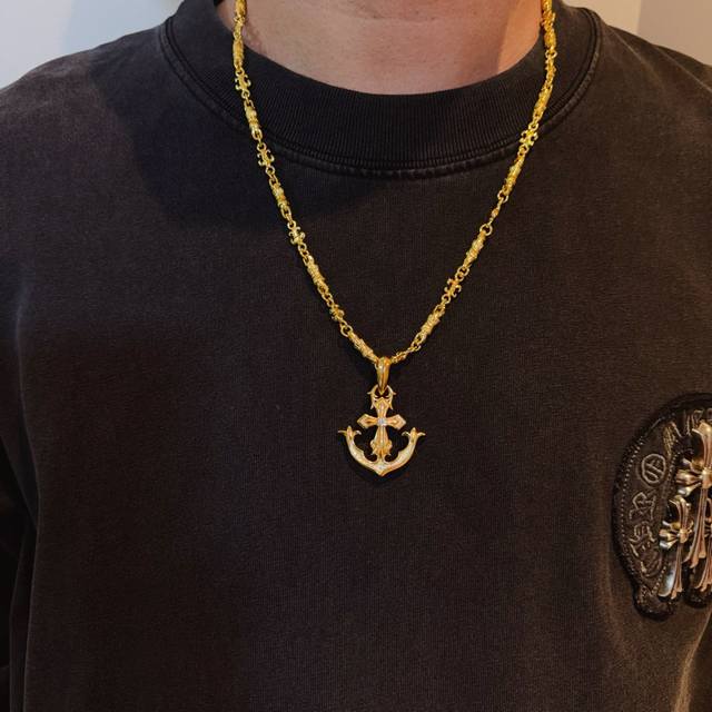 新款 专柜品质 Chrome Hearts克罗心多元素项链 盾牌十字架吊坠 凹凸造型不同的花纹设计风格 呈现出与众不同 十字架 童军花是克罗心的志 所以更经久不