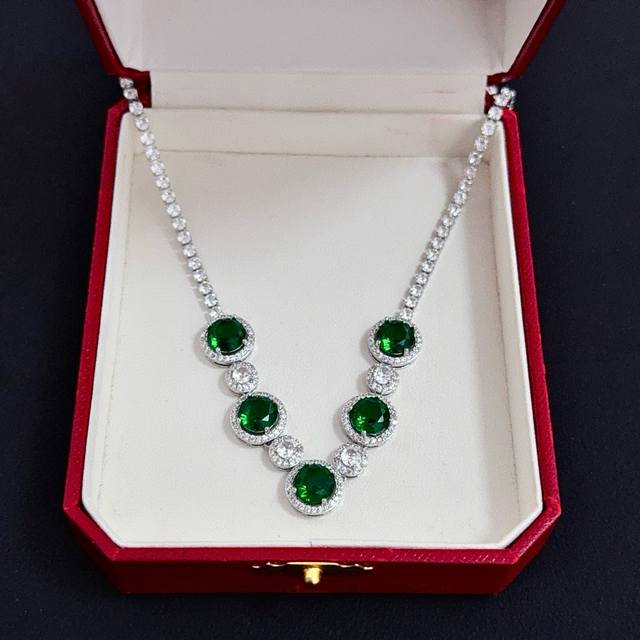 卡地亚祖母绿钻项链 高端定制版本 镶嵌钻工艺 V金材质 经典而时尚风格 用凌厉线条重构爱情美学！打破常规，镶嵌钻设计反而成就高级感天花板 无需浮华堆砌，爱本应纯