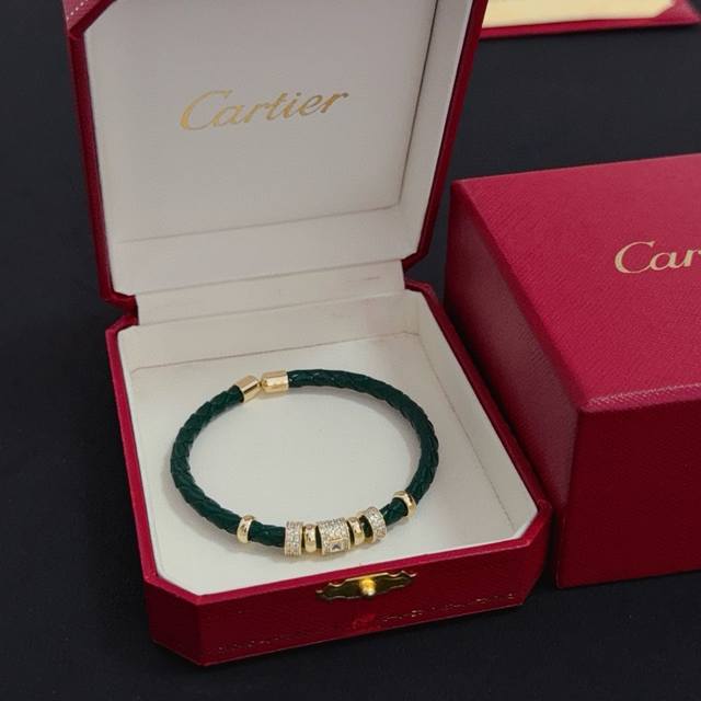 卡地亚镶钻皮绳手镯 高端定制版本 镶嵌钻工艺 V金材质 经典而时尚风格 用凌厉线条重构爱情美学！打破常规，镶嵌钻设计反而成就高级感天花板 无需浮华堆砌，爱本应纯