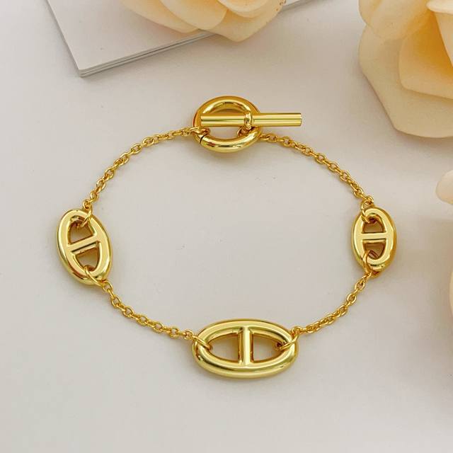 He Mes最新款爱马仕金色光面猪鼻子手链 一致Zp黄铜材质，非常的上镜设计很特别值得入手高级手工坊系列 DDD