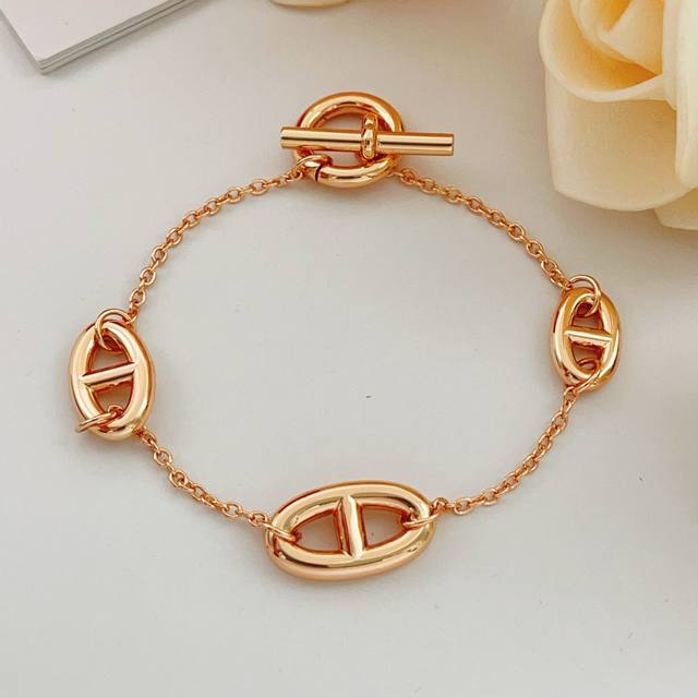 He Mes最新款爱马仕玫瑰金色光面猪鼻子手链 一致Zp黄铜材质，非常的上镜设计很特别值得入手高级手工坊系列 DDD