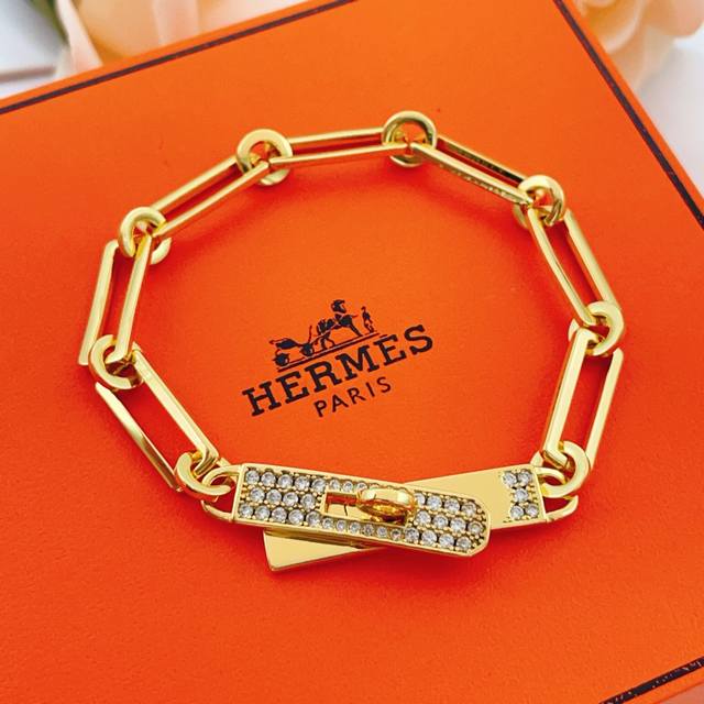 He Mes最新款爱马仕金色镶钻猪鼻子手链 一致Zp黄铜材质，非常的上镜设计很特别值得入手高级手工坊系列 DDD