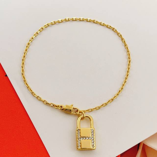 He Mes最新款爱马仕金色H镶钻锁手链 一致Zp黄铜材质，非常的上镜设计很特别值得入手高级手工坊系列 DDD