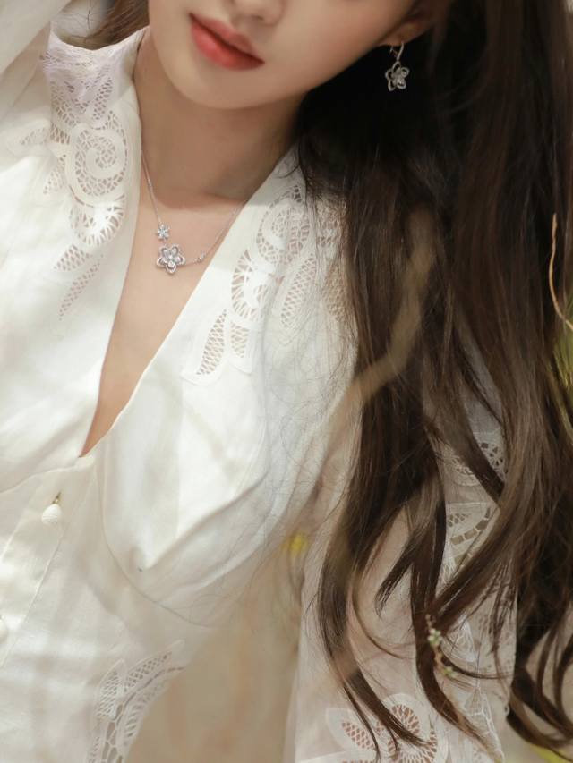 我们出品 格拉芙繁花两花项链大号，可订做18K真金真钻版，只做对版真金货，价询客Fu，Pk市面各种金货 DDD Wild Flower钻石花朵轻盈优雅地盛放，洋