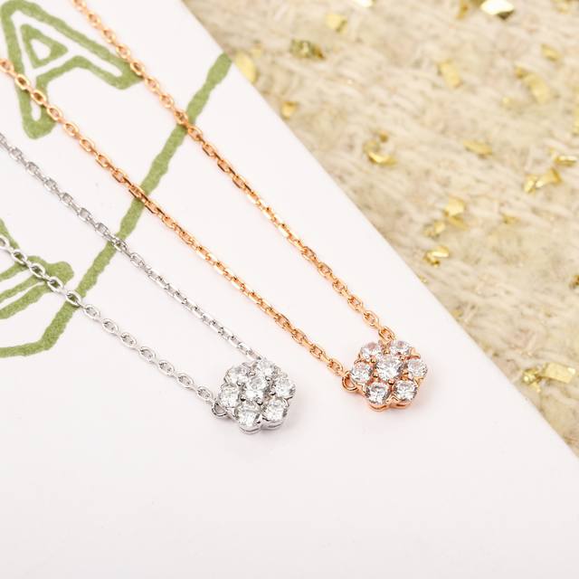 我们出品 Vca梵克雅宝Fleurette项链 ，可订做18K真金真钻版，只做对版真金货，价询客Fu DDD Fleurette系列饰以梵克雅宝高级珠宝作品的标