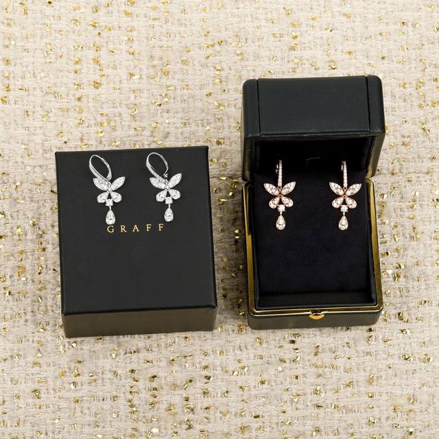 香槟金 银色P490 DDD 我们出品 格拉芙缱绻蝴蝶耳环，可订做18K真金真钻版，只做对版真金货，价询客Fu DDD 迷你缱绻蝴蝶耳环配以一条精致的白金项链，