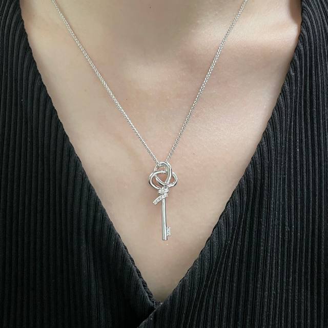 V金材质 蒂芙尼小号半钻T绳结钥匙项链。犹如明灯指引人们通向乐观与希望，Tiffany Keys 系列象征着光明的未来。璀璨夺目的钻石点缀迷人吊坠的优雅曲线。1