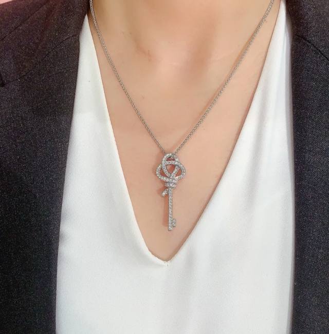 V金材质 蒂芙尼满钻T绳结钥匙项链。犹如明灯指引人们通向乐观与希望，Tiffany Keys 系列象征着光明的未来。璀璨夺目的钻石点缀迷人吊坠的优雅曲线。18K