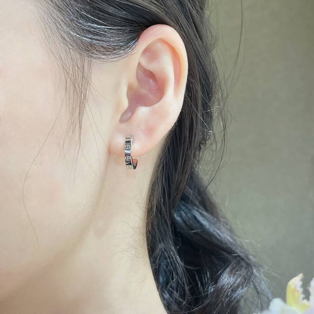 V金材质 8640250 Cartier 卡地亚Cnc窄版光面Love耳环 经典之作 配飞碟耳塞 代购级别 经典 卡地亚Love系列 光面螺丝印 最最最经典的款