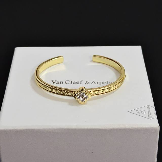 精工原版〕爆款 Vca四叶草梵克雅宝手镯V金等级 经典之作 官网同款 时尚潮流 采用多层次金属雕刻设计 使花瓣更立体 镶嵌满钻工艺 尽显女性柔美气质 四叶草幸运