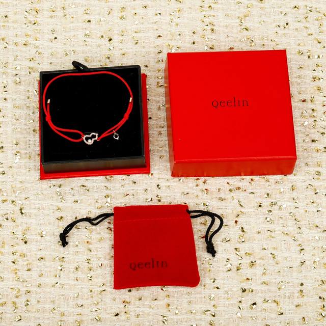 我们出品 麒麟珍珠葫芦手绳，可订做18K真金真钻版，只做对版真金货，价询客Fu DDD Qeelin第一款拥有珍珠元素设计的珠宝全新上市啦 DDD 造型灵感采撷