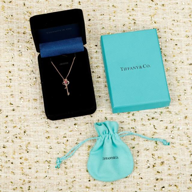 我们出品 蒂芙尼钥匙项链，可订做真金真钻版，只做对版真金货，价询客Fu DDD 表达爱意的无限可能。这款作品从蒂芙尼经典绳索图案中汲取灵感，饰有串形璀璨钻石，最