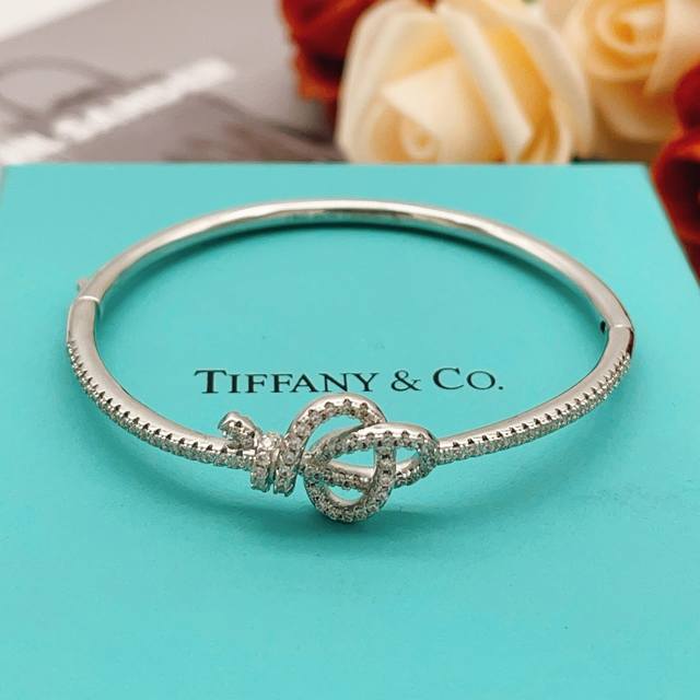 Tiffany*蒂芙尼最新款银色铰链手镯 一致Zp黄铜材质，非常的上镜设计很特别值得入手高级手工坊系列 DDD