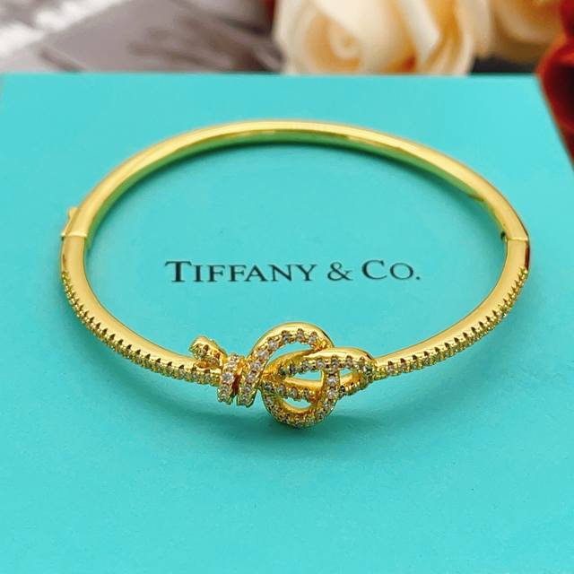 蒂芙尼Tiffany*帝芙尼最新款金色铰链手镯 一致Zp黄铜材质，非常的上镜设计很特别值得入手高级手工坊系列 DDD