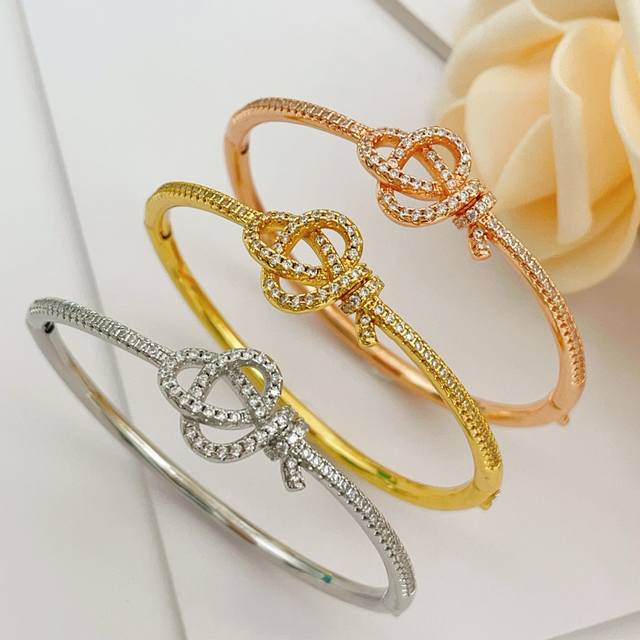 Tz015银色 DDD Tz016玫瑰金 DDD Tz017金色 DDD 蒂芙尼Tiffany*帝芙尼最新款三色铰链手镯 一致Zp黄铜材质，非常的上镜设计很特别