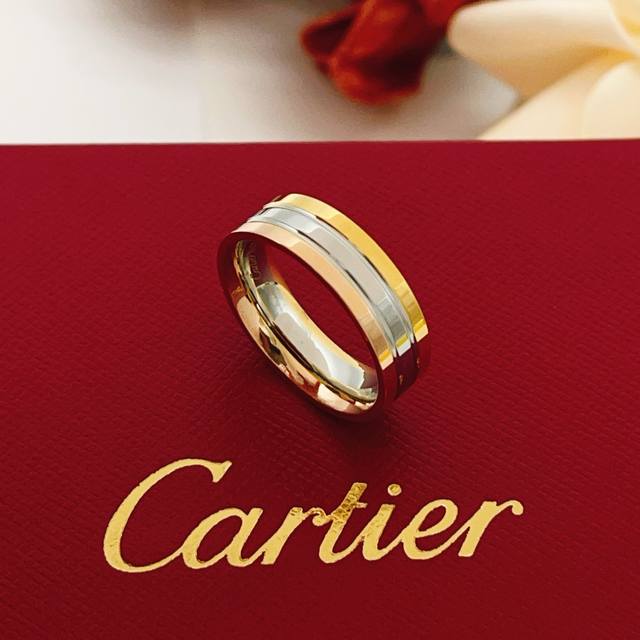 大小尺寸:6号、7号、8号 DDD 卡地亚Cartie*最新款三拼色戒指 一致Zp黄铜材质，非常的上镜设计很特别值得入手高级手工坊系列 DDD
