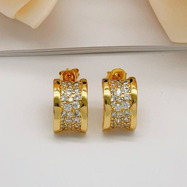 宝格丽Bvlgari最新款金色满钻小蛮腰耳钉 一致Zp黄铜材质，非常的上镜设计很特别值得入手高级手工坊系列 DDD