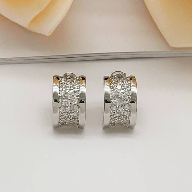 宝格丽Bvlgari最新款银色满钻小蛮腰耳钉 一致Zp黄铜材质，非常的上镜设计很特别值得入手高级手工坊系列 DDD