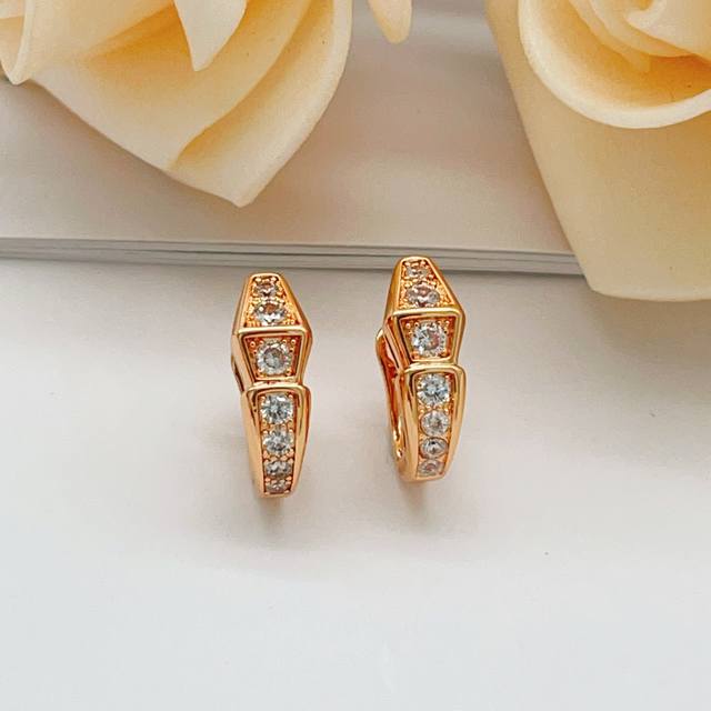 宝格丽Bvlgari最新款玫瑰金色满钻蛇骨耳钉 一致Zp黄铜材质，非常的上镜设计很特别值得入手高级手工坊系列 DDD