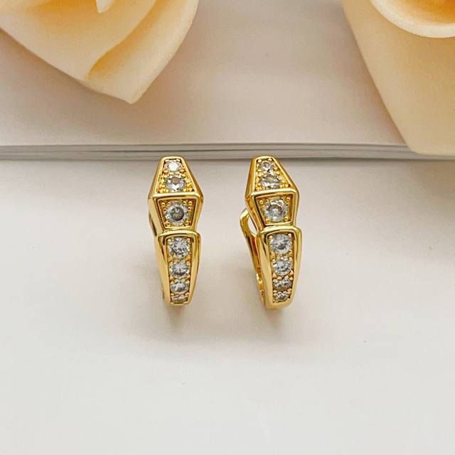 宝格丽Bvlgari最新款金色满钻蛇骨耳钉 一致Zp黄铜材质，非常的上镜设计很特别值得入手高级手工坊系列 DDD