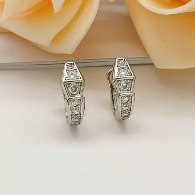 宝格丽Bvlgari最新款银色满钻蛇骨耳钉 一致Zp黄铜材质，非常的上镜设计很特别值得入手高级手工坊系列 DDD