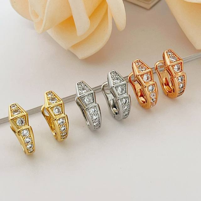 Be045玫瑰金 DDD Be046金色 DDD Be047银色 DDD 宝格丽Bvlgari最新款三色满钻蛇骨耳钉 一致Zp黄铜材质，非常的上镜设计很特别值得