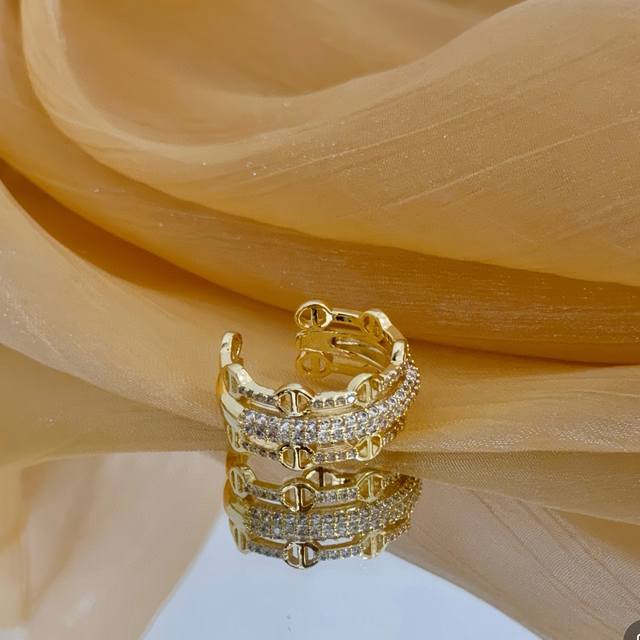 卡地亚镶钻戒指 高端定制版本 镶嵌钻工艺 V金材质 经典而时尚风格 用凌厉线条重构爱情美学！打破常规，镶嵌钻设计反而成就高级感天花板 无需浮华堆砌，爱本应纯粹如