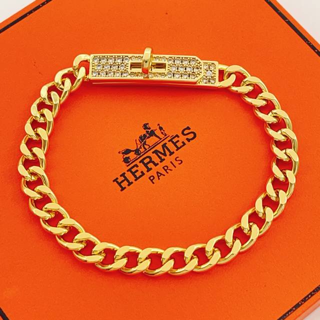 爱马仕He Mes最新款金色猪鼻子方块镶钻手链 一致Zp黄铜材质，非常的上镜设计很特别值得入手高级手工坊系列 DDD