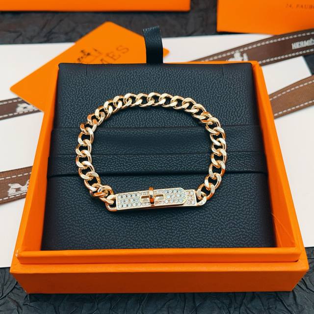 爱马仕He Mes最新款玫瑰金色猪鼻子方块镶钻手链 一致Zp黄铜材质，非常的上镜设计很特别值得入手高级手工坊系列 DDD
