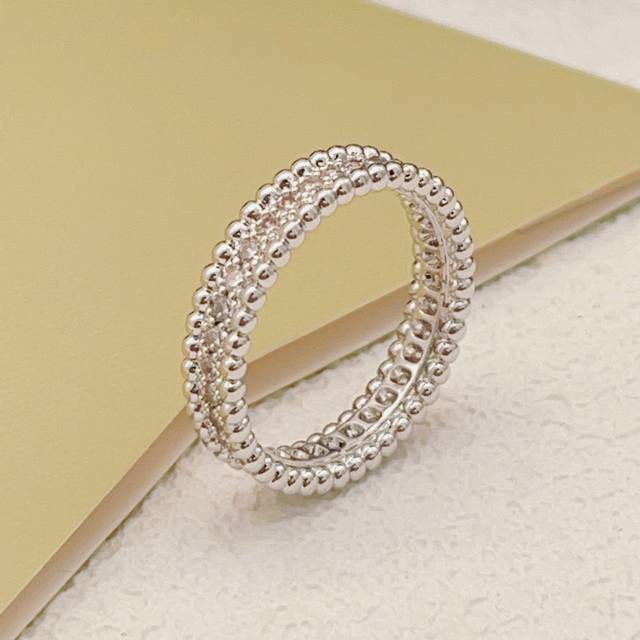 银色 DDD 大小尺寸:6号、7号、8号 DDD 梵克雅宝Vancleef*Arpel*珠珠窄板镶钻银色戒指 一致Zp黄铜材质，非常的上镜设计很特别值得入手高级
