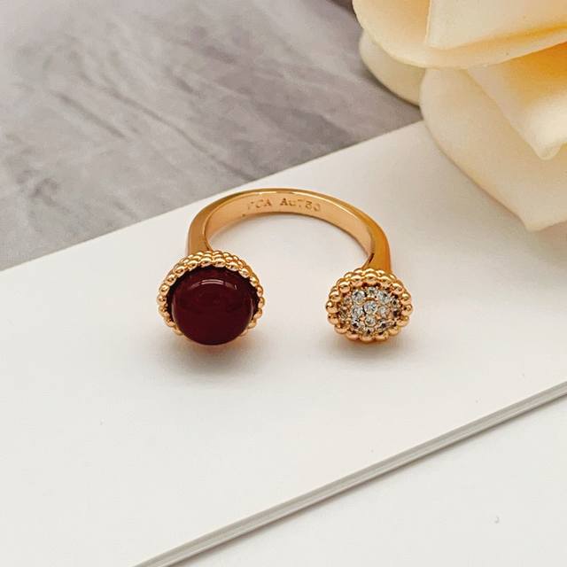 大小尺寸:均码 DDD 梵克雅宝Vancleef*Arpel* 最新款玫瑰金红色镶钻戒指 一致Zp黄铜材质，非常的上镜设计很特别值得入手高级手工坊系列 DDD