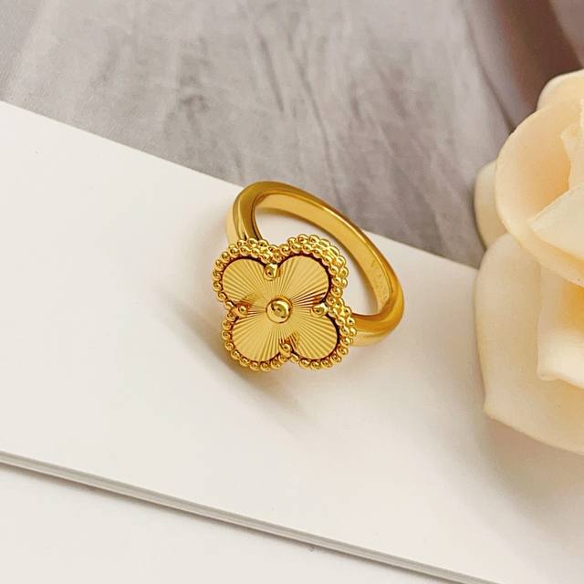 大小尺寸:6号、7号、8号 DDD 梵克雅宝Vancleef*Arpel* 最新款金色螺纹镭射戒指 一致Zp黄铜材质，非常的上镜设计很特别值得入手高级手工坊系列