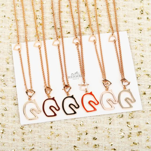 我们出品Zp8000， 量大咨询客Fu！ DDD 马年限定珐琅镂空项链 26年马年最新款Herme*爱马仕最新超火款式，马年点眼Tonnerre系列真的把马术美