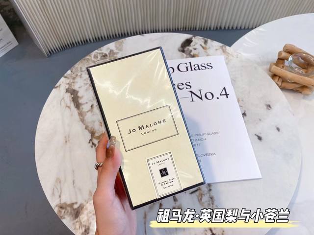 原单品质 DDD ： 英国梨与与小苍兰 DDD DDD 出门被问300次的香味！ DDD 这是它家最最最经典的味道！没有女生不喜欢！清清甜甜还特别优雅 DDD