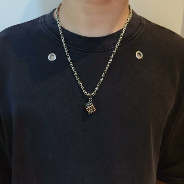 新款 专柜品质 Chrome Hearts克罗心复古童军花项链 十字架骰子吊坠 凹凸造型不同的花纹设计风格呈现出与众不同 十字架童军花是克罗心的标志 所以更经久