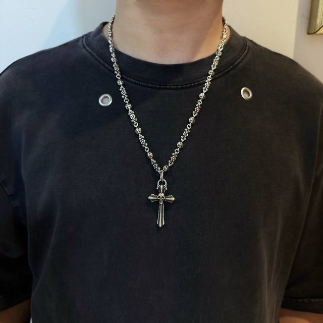 新款 专柜品质 Chrome Hearts克罗心复古十字花球项链 十字架骷髅头吊坠 凹凸造型不同的花纹设计风格呈现出与众不同 十字架童军花是克罗心的标志 所以更