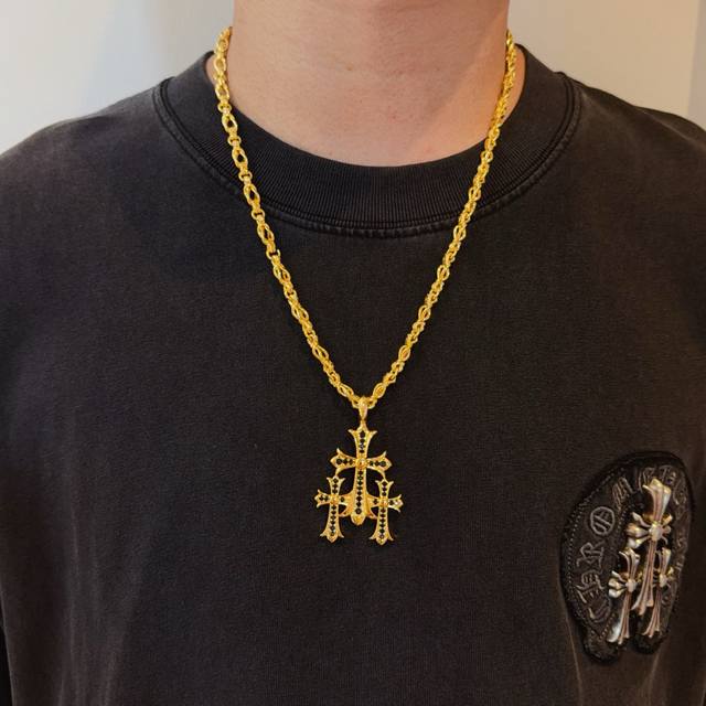 新款 专柜品质 Chrome Hearts克罗心多元素复古十字架项链 黑钻三十十字架吊坠 凹凸造型不同的花纹设计风格 呈现出与众不同 十字架 童军花是克罗心的志