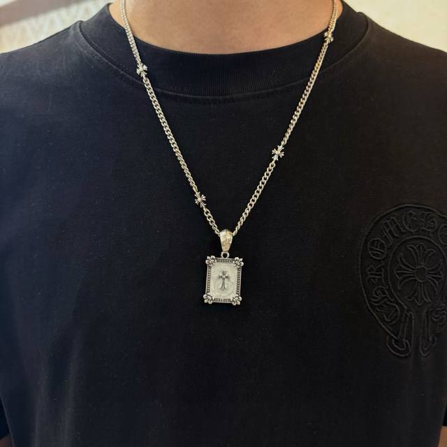 新款 专柜品质 Chrome Hearts克罗心经典复古十字架项链 方牌丁字架吊坠 凹凸造型不同的花纹设计风格 呈现出与众不同 十字架 童军花是克罗心的志 所以