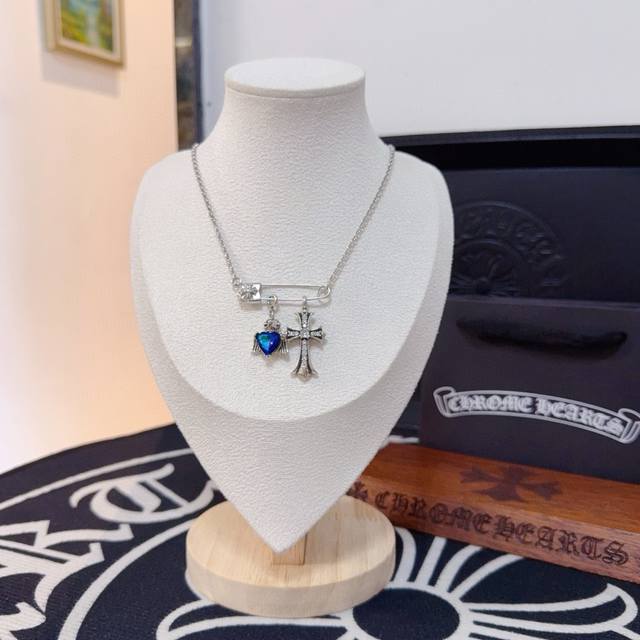 新款 专柜品质 Chrome Hearts克罗心别针十字架项链 凹凸造型不同的花纹设计风格 呈现出与众不同 十字架 童军花是克罗心的志 所以更经久不衰 正品打版