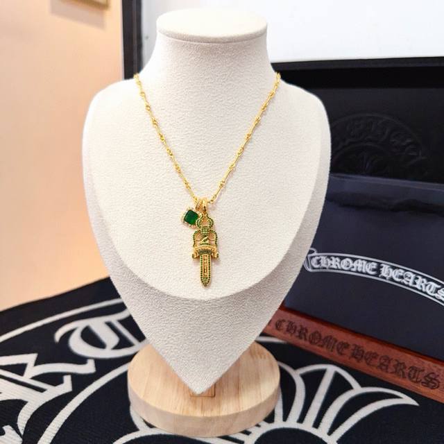 新款 专柜品质 Chrome Hearts克罗心绿钻宝剑项链 凹凸造型不同的花纹设计风格 呈现出与众不同 十字架 童军花是克罗心的志 所以更经久不衰 正品打版C
